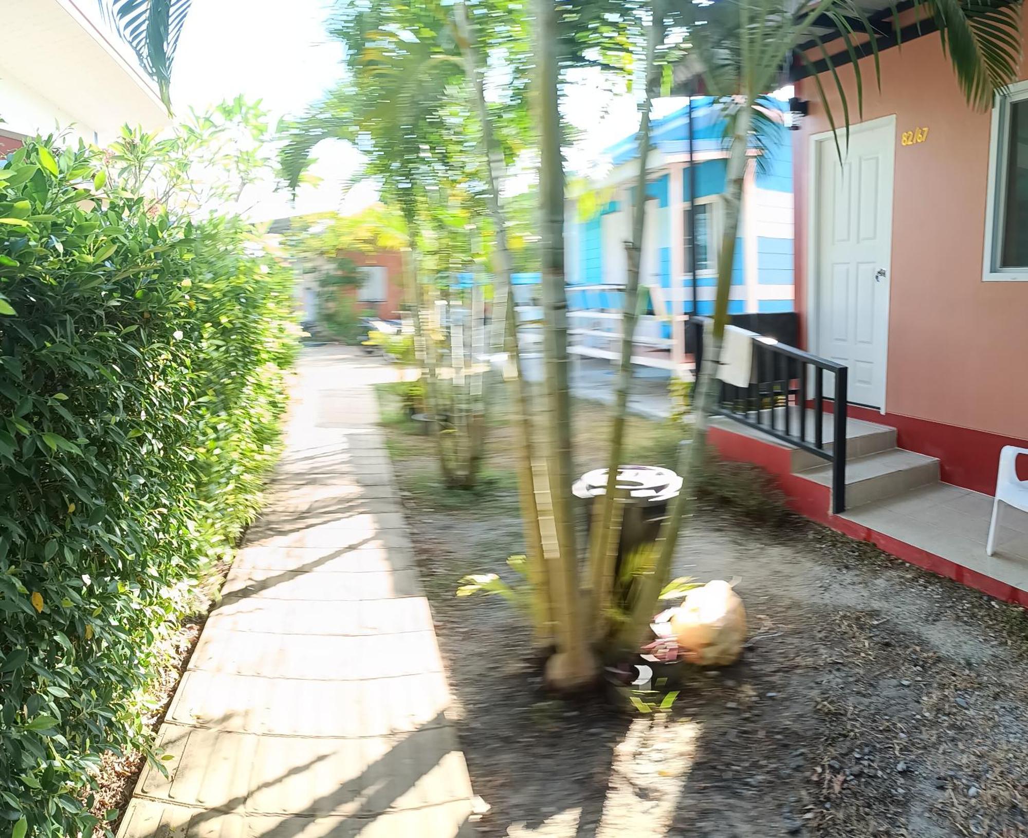 Chill Land House Hotel Bãi biển Bang Tao Ngoại thất bức ảnh